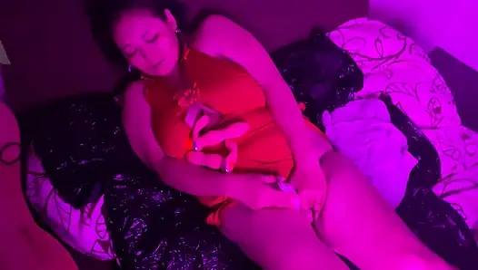 Einer verheirateten frau helfen, mit einem dildo zu masturbieren