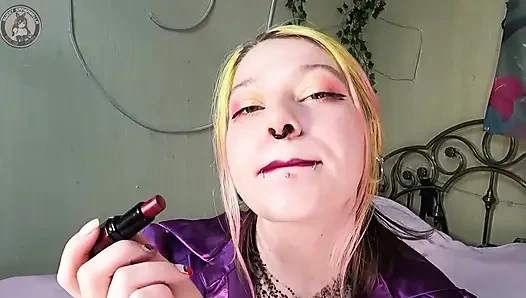 Липкие поцелуи с красной губной помадой на всей его груди