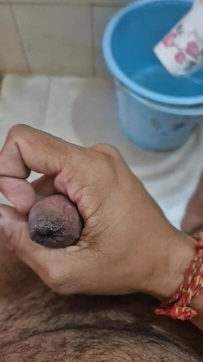 화장실에서 누드 바디 플렉스와 샤워하기 전에 화장실에서 매우 빠른 바보와 사정