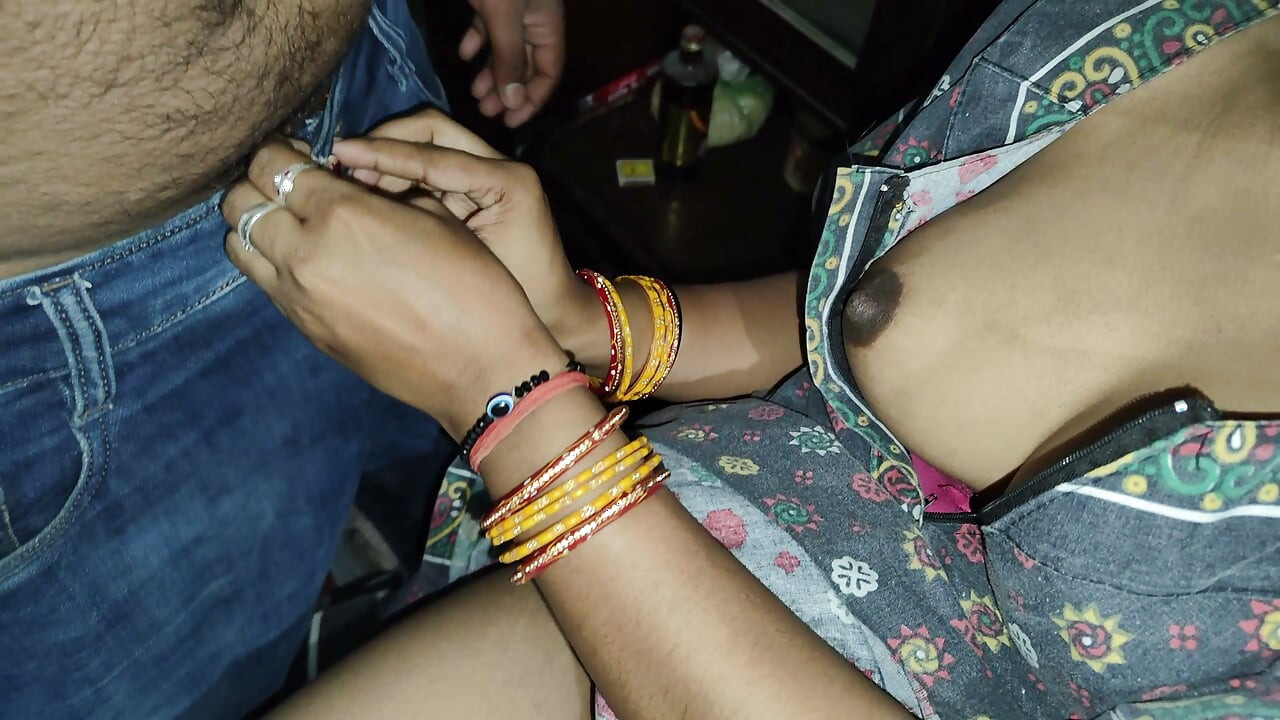 Caliente india esposa frotando polla en sus tetas y obtener corrida