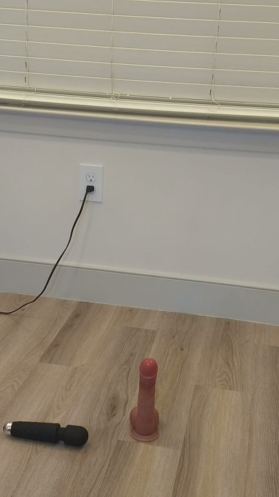 Mala ružičasta čednost dok jaše dildo