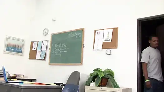 Tombul götlü sarışın sikişiyor