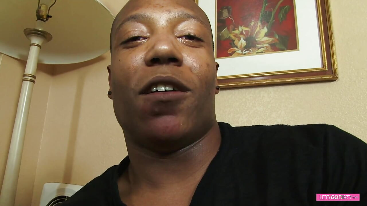 Gata adora fazer sexo com seu amante negro