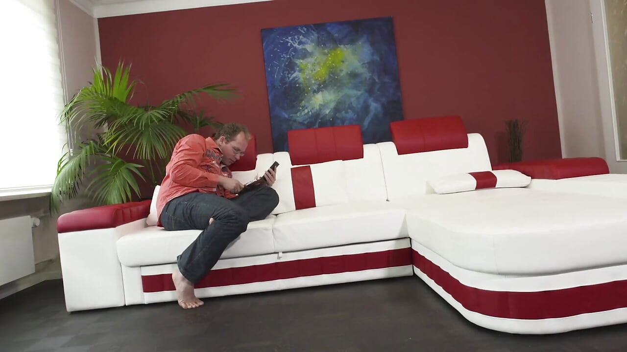 Blondă sexy tatuată cu țâțe mici pulverizată pe cur