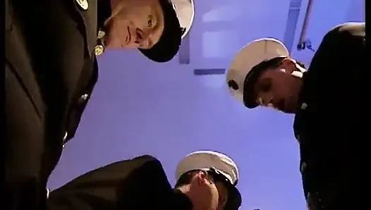 Дырки модели-балерины начиняют три моряка на фотосессии