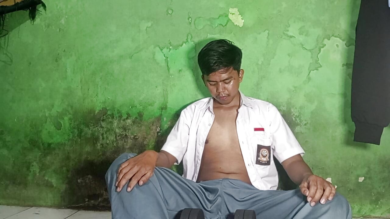 Young man tries round nude