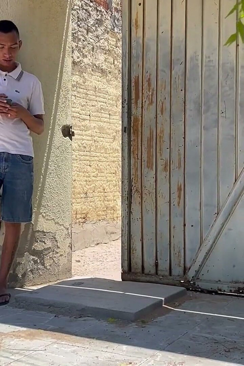 היא ביקשה כוס מים וקיבלה זין בפנים
