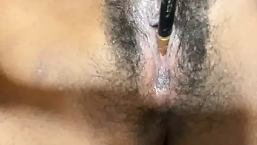 Motherfucker, кладет карандаш в дырку в киску