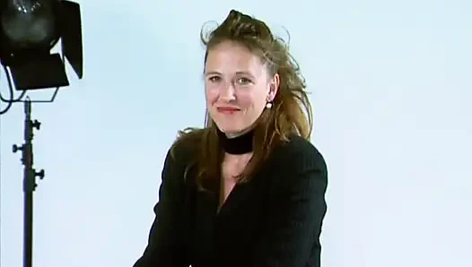 Atemberaubende dame aus deutschland zeigt ihren perfekten körper in strumpfhosen