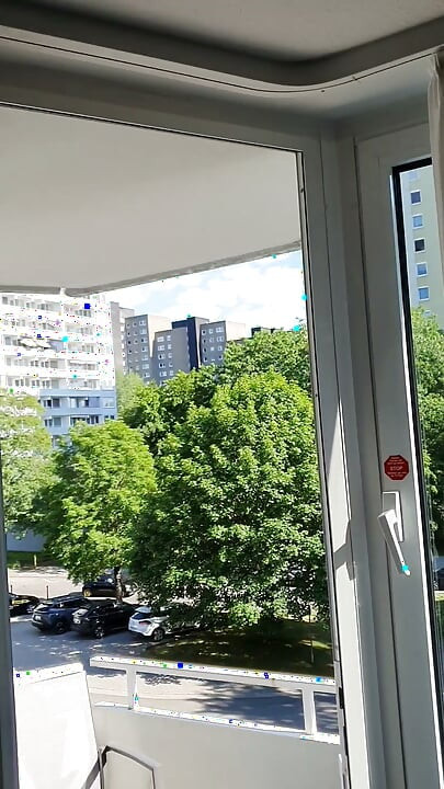 Τολμηρή στο διάδρομο του ξενοδοχείου και στο μπαλκόνι