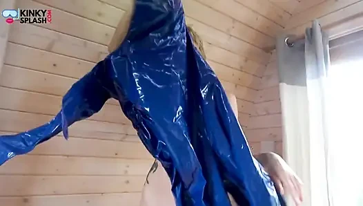 Parlak pvc yağmur giyim sapık bir sırla yürüyor