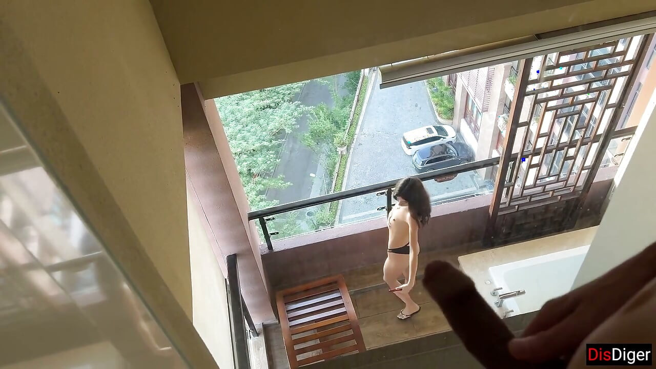 Geile buurvrouw masturbeert op balkon terwijl perverseling gluurt - Katty West anaal