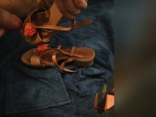 Сперма на сексуальных сандалиях моей матери