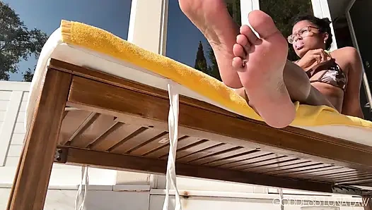 Игнорирует ступни у бассейна в видео от первого лица