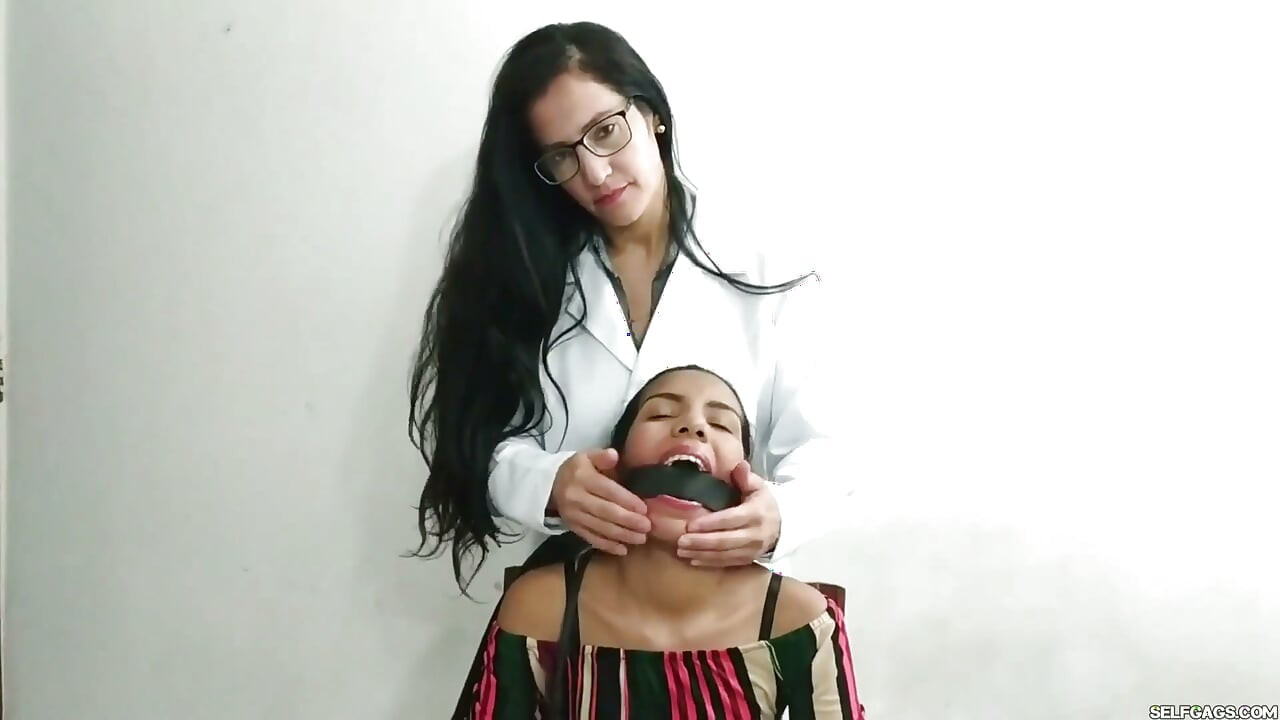 معاینه دهان گاگ‌شده ماریا