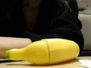 Японська дівчина мастурбує і сквіртує в макдональдсі