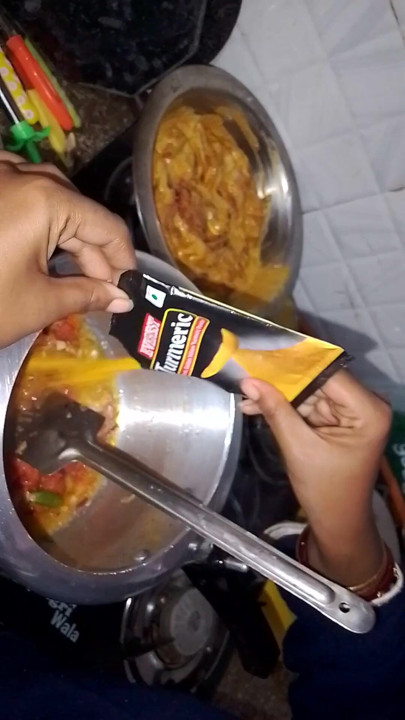 My wife bana rahi hai chicken curry | Clip 1