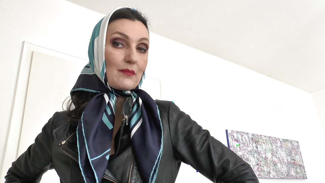 Prekrasne svilene marame na modnoj reviji, JOI, Lady Victoria Valente