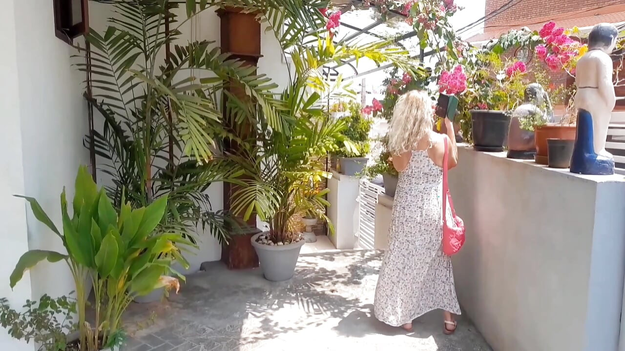 アマチュアのブロンドの成熟した妻がストッキング姿でセックスを楽しむ