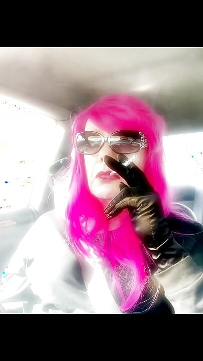 ピンクの髪と革手袋のローマン・TG夫人、喫煙、VS120sメンソール運転CD、成熟したレディボーイ、喫煙、胎児