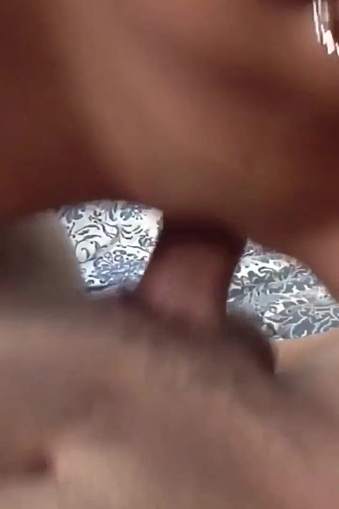 สาวร่านเอเชียโดนเย็ดหีเปียกแน่นๆ จนน้ําแตกสุดฮอตบนนมเล็กของเธอ