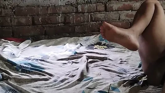 Sexy desi bhabhi ko din me thukai