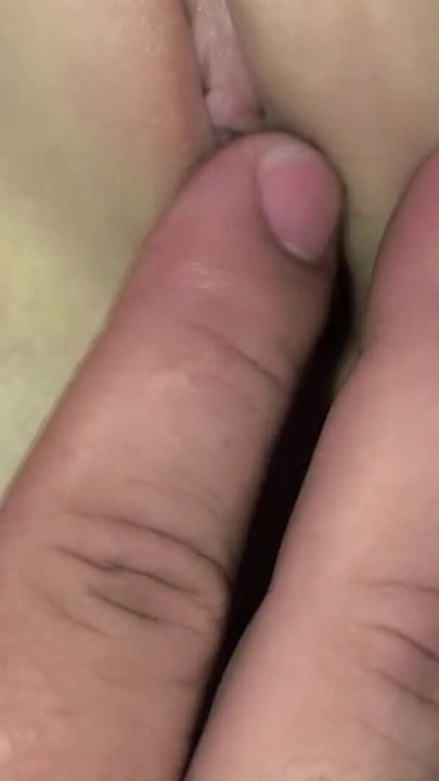 Aku lagi asik masturbasi memek adik tiriku pakai jari sampai orgasme | Klip 1