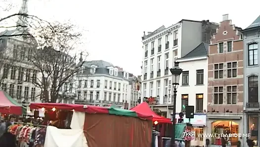 Ateşli banyoda ve ormanda sarışın ve esmer karşılaşmalar