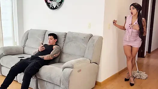 Mastürbasyon yaparken yakalandı! Azgın orta yaşlı seksi kadın üvey oğlunu izlerken amına masaj yapıyor!