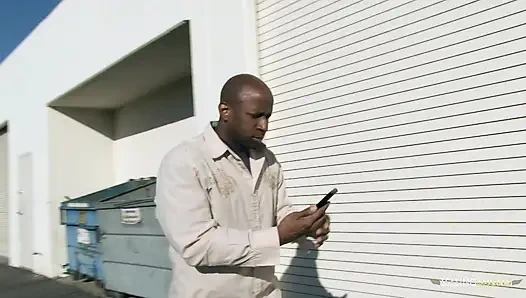 Julie Cash bekommt ihre muschi von einem schwarzen ausgefressen und gefickt