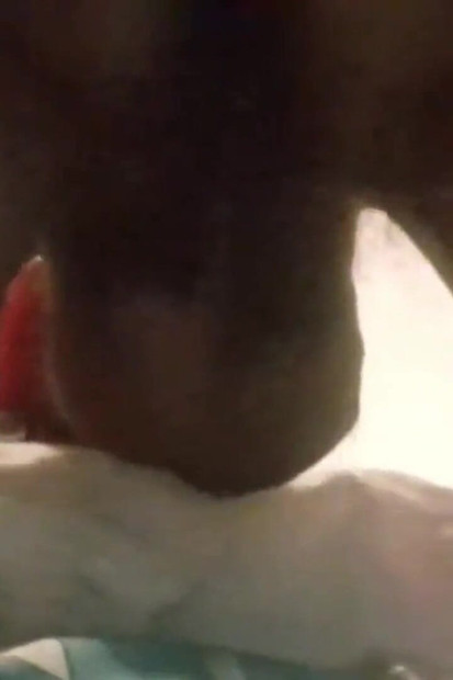 MILF dengan cincin gag bibir palsu kacau di mulut dan muka