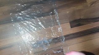 cumshot on plastic wrap auf frischhaltefolie gespritzt