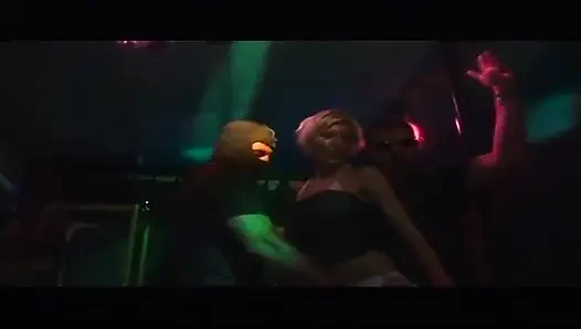 Olgun kulüp sürtükleri vahşi grup sikiş festivalinde sırılsıklam