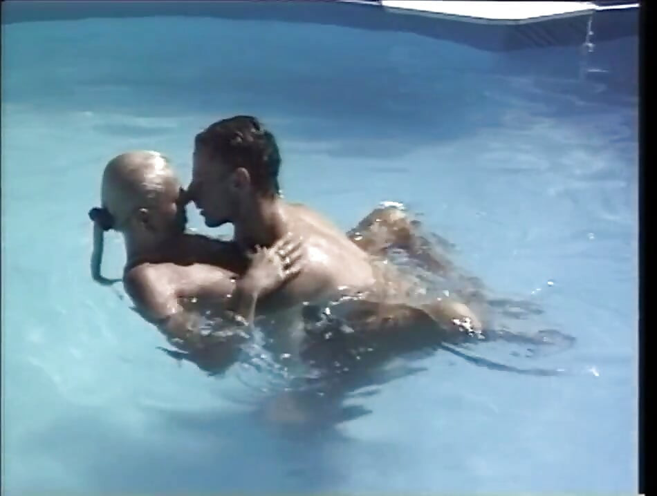 Jovem casal tem orgasmo anal na piscina