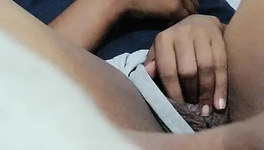 Video rahasia adik tiriku lagi asik muasin memeknya di sofa sambil mengira kalau dia lagi sendirian di rumah