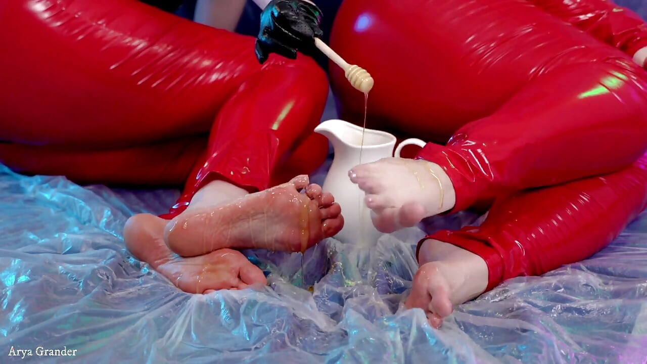 Anal-spiel mit plug und muschi ficken dildo sex füße necken stöhnen mit saftiger muschi