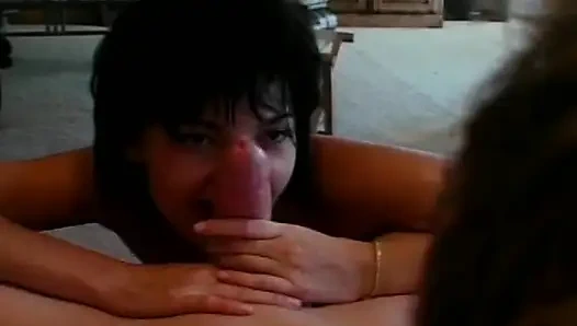 Gülümseyen hatun ateşli götüne büyük bir yarak alıyor