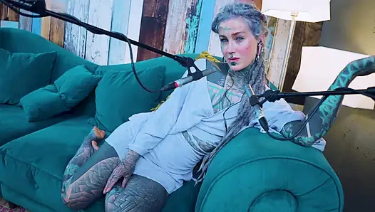 Ich spreche über F - Fear - ASMR podcast SFW spricht goth dünnes mädchen dreadlocks tattoo-modell inked mädchen