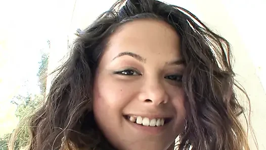 Remaja brunette mengisap kontol dan disodok anal