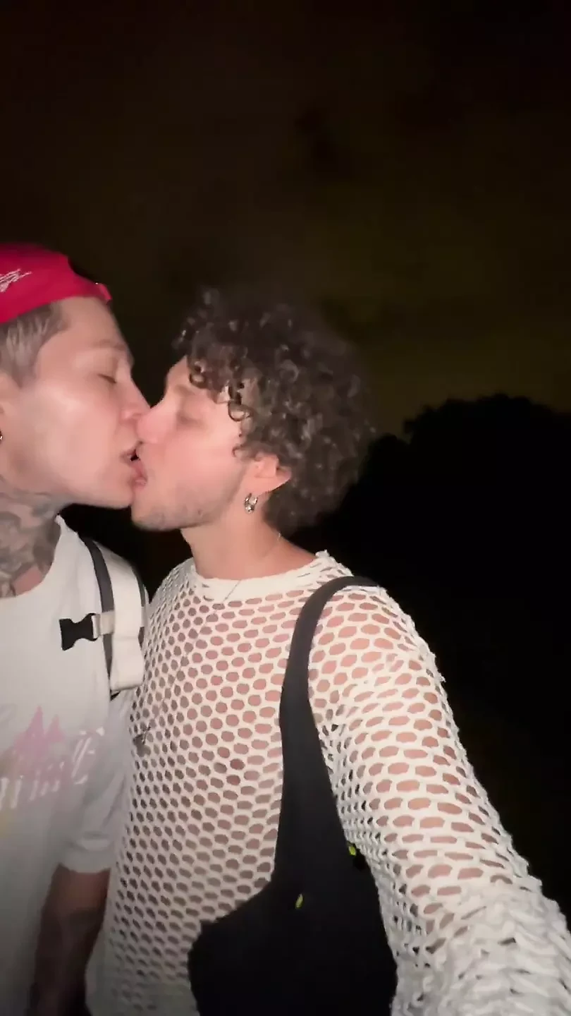 Harry Jen. Sudut pandangan pertama menghisap zakar gay di luar rumah