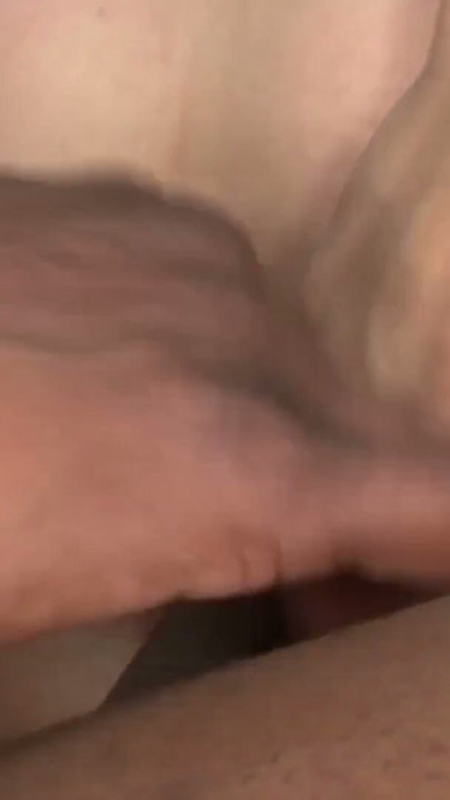 Esmer azgın MILF siyah siki tamamen emip boşaltıyor | Clip 1