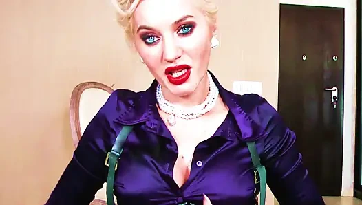 Bondgirl membuat pria muncrat