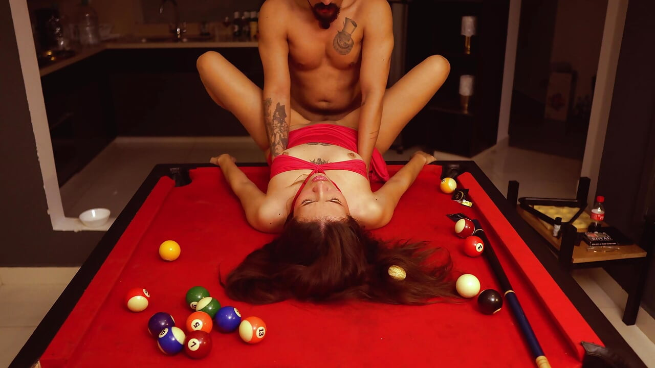 Seorang pelacur mendekatiku saat aku bermain biliar, kami bercinta di sana