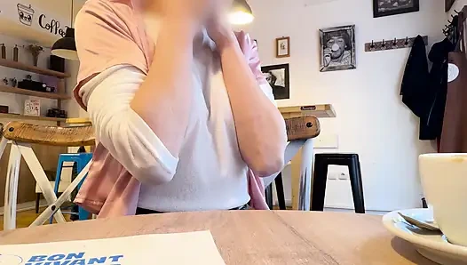 Son derece seksi beyaz sheer bluz bir kafede büyük sert pirsingli meme uçlarımı teşhir ediyor