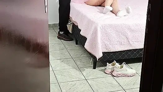 Üvey kız sabahın erken saatlerinde Karnaval'dan eve gelir ve sakso çekiyor.