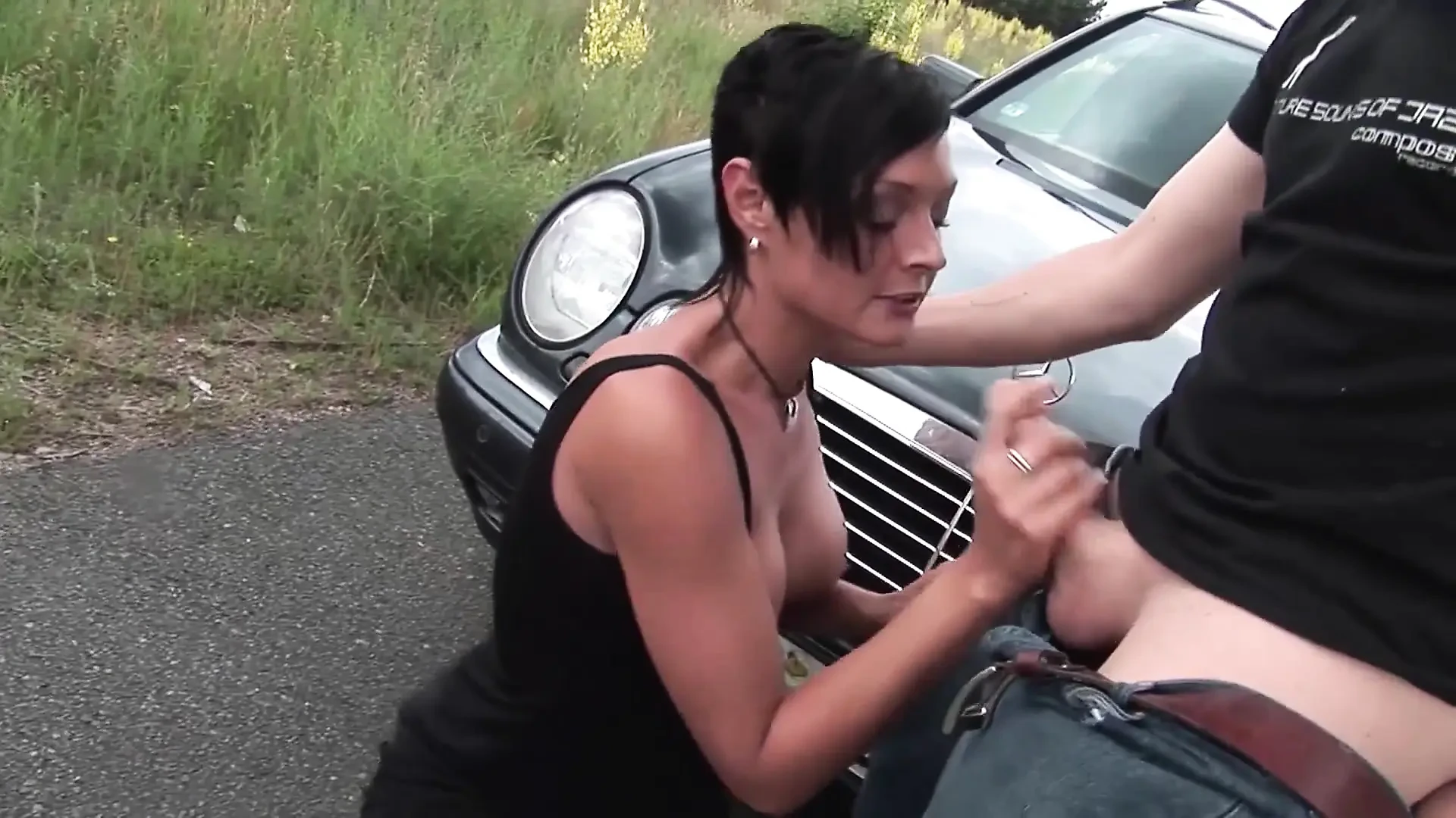 Milf de pelo corto follada por un extraño