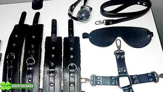 Şanslı kız Kesha gözleri bağlı esarete bakıyor, yumruk sokuyor ve boğaz sikişi yapıyor