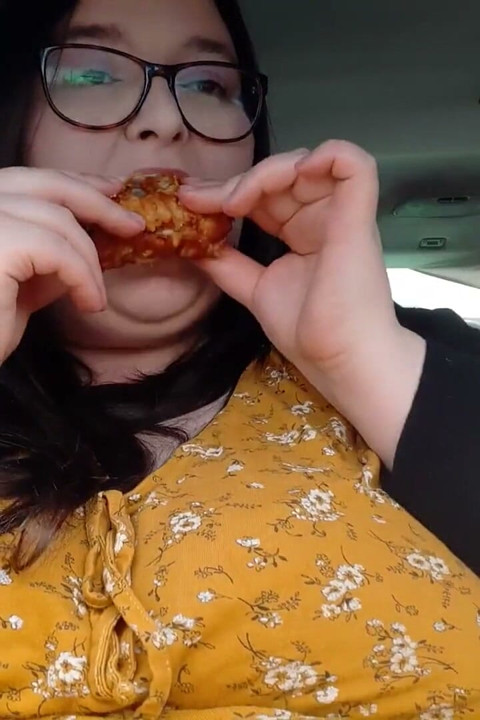 Grandona gordinha se entrega a lamber o dedo do kfc