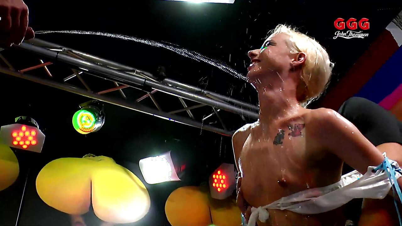 Ggg John Thompson - 하드코어 오줌 싸는 갱뱅 섹스와 야생 금발 창녀의 부카케 사정