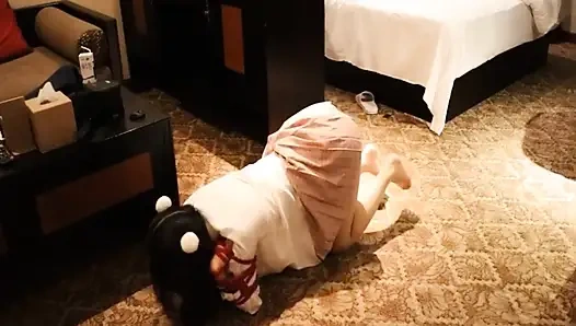 Ein süßes kleines in einer Jk-Uniform ging barfuß auf dem Boden herum.